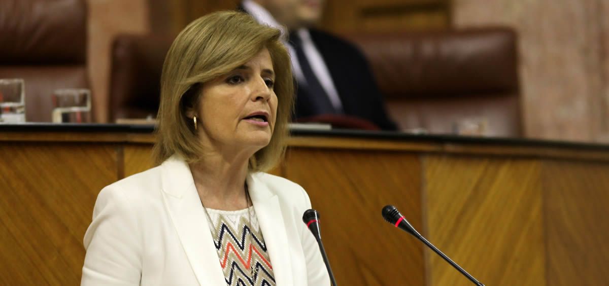 Esperanza Oña, interviniendo en el Parlamento de Andalucía. (Foto. Wikipedia)