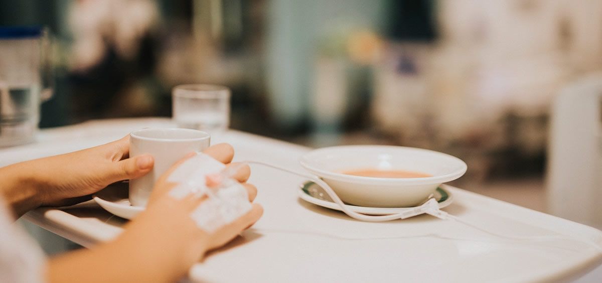 Paciente degustando un menú elaborado por la cocina del hospital. (Foto. Rawpixel)