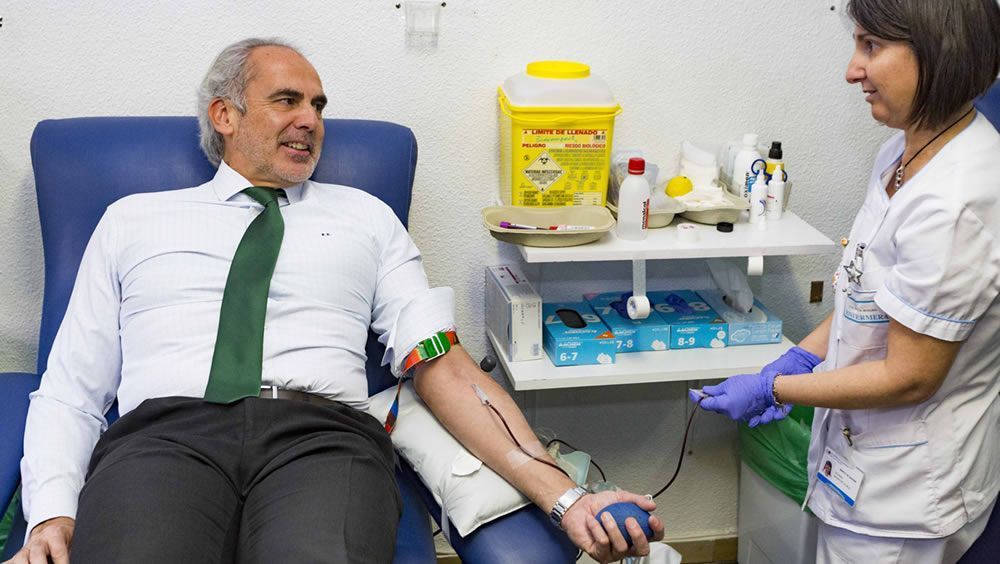 El consejero de Sanidad en funciones, Enrique Ruiz Escudero, dando ejemplo donando sangre (Foto. Consejería de Sanidad)