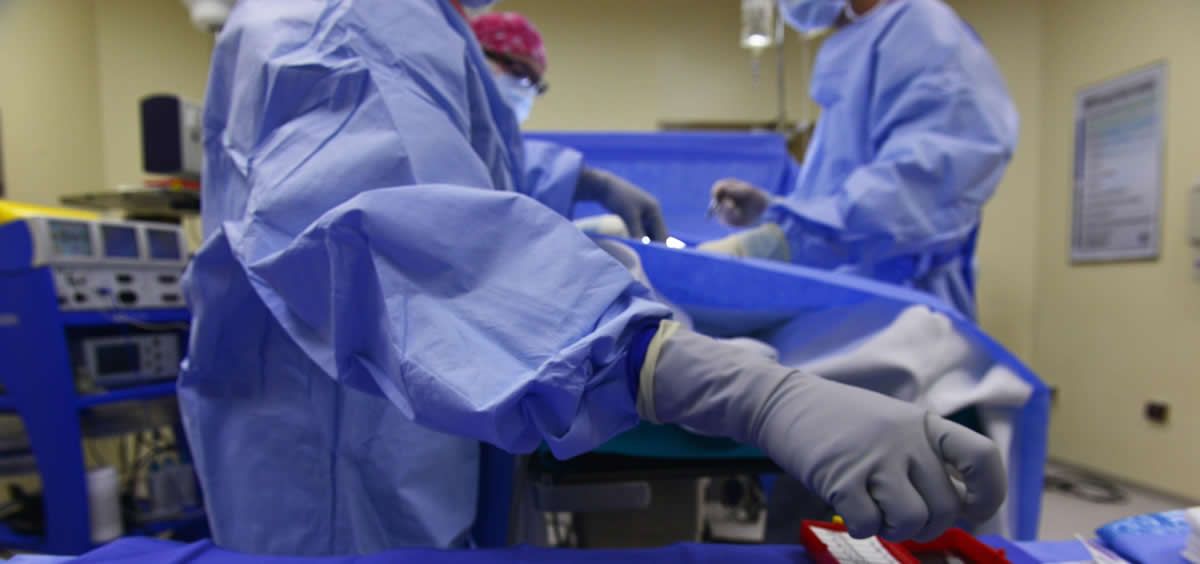 Médicos realizando un trasplante (Foto. Pixabay)