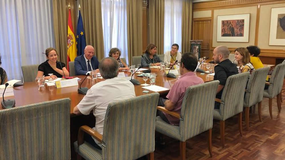 Los representantes del Ministerio de Sanidad, Consumo y Bienestar Social, durante su encuentro con el Consejo de la Juventud de España y entidades de VIH y sida (Foto. @sanidadgob)