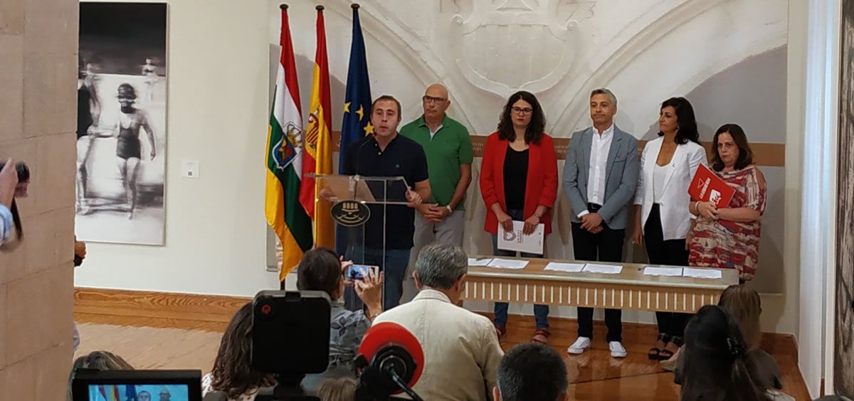 Representantes de PSOE, IU y Podemos en la firma del acuerdo en La Rioja (Foto. Twitter IU La Rioja)