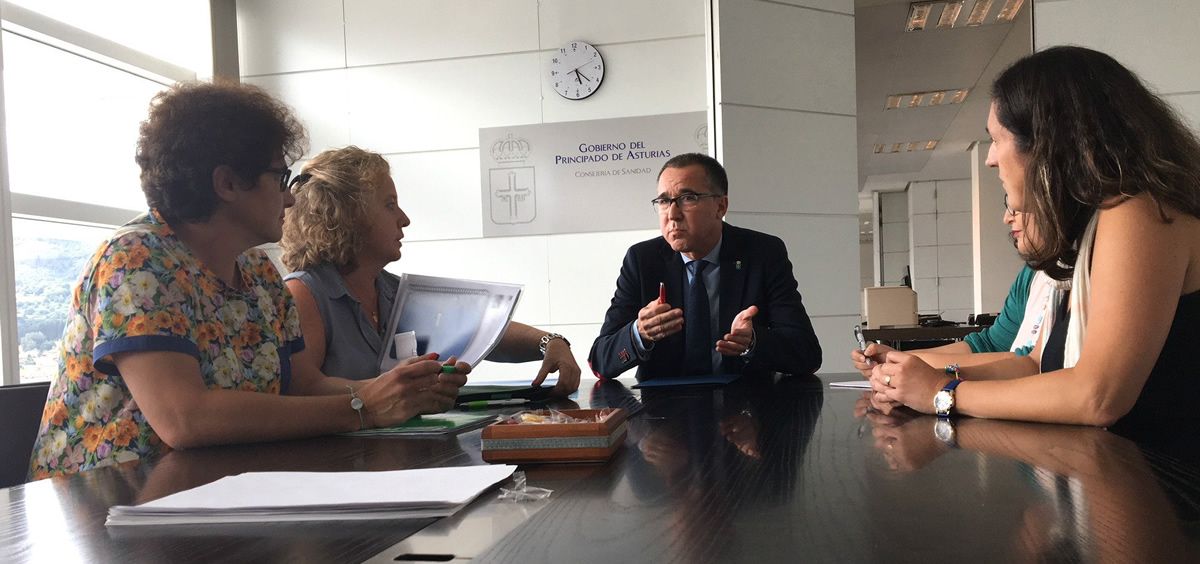 El consejero de Salud del Principado de Asturias, Pablo Fernández Muñiz, durante su reunión con las representantes de Satse (Foto. @GobAsturias)