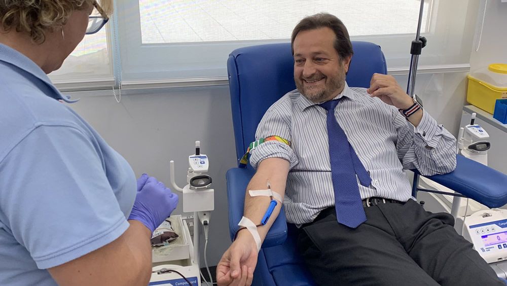 El viceconsejero de Sanidad de la Comunidad de Madrid, Fernando Prados Roa, donando sangre (Foto. @fpradosroa)