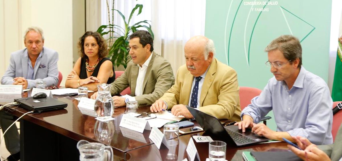 El presidente de la Junta de Andalucía, Juanma Moreno, presidiendo el comité de seguimiento del brote de listeriosis (Foto: @JuanMa_Moreno)
