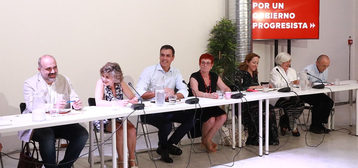 Pedro Sánchez y María Luisa Carcedo en la anterior reunión con colectivos sanitarios (Foto: PSOE)