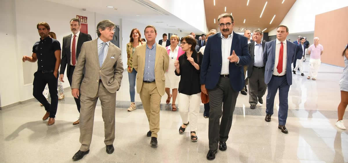 El presidente de Castilla La Mancha, Emiliano García Page, y el consejero de Sanidad, Jesús Fernández Sanz (Foto. Sescam)
