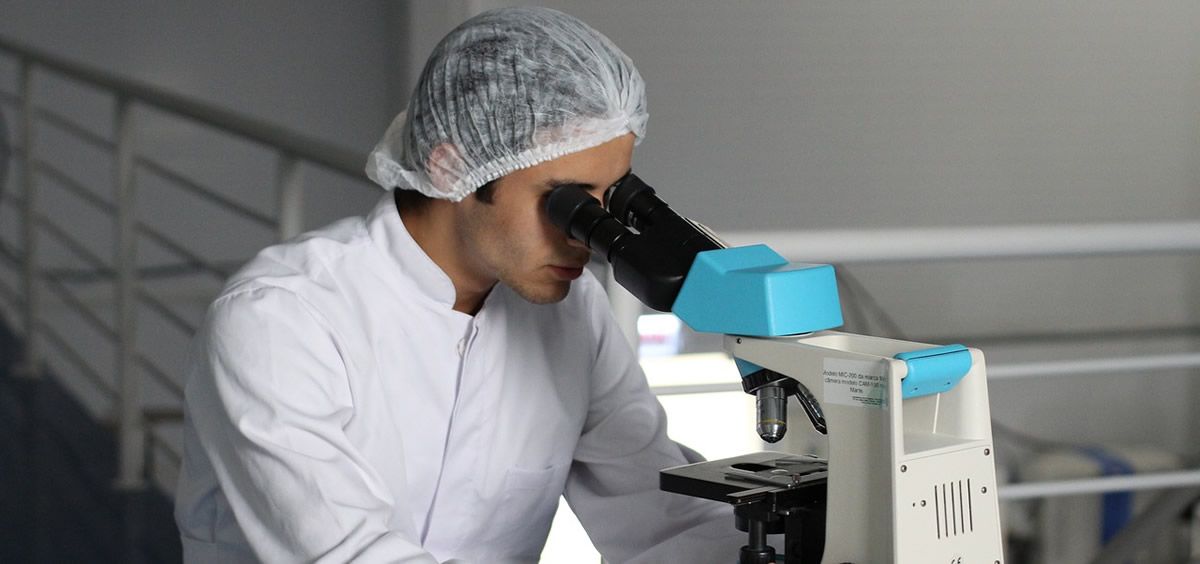 Científico en el laboratorio (Foto. Pixabay)