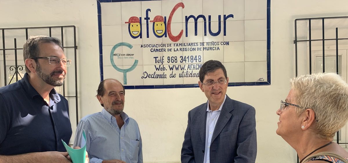 El consejero de Salud, Manuel Villegas, visitó hoy la sede de la Asociación de Familiares de Niños con Cáncer (Afacmur). (Foto. CARM)