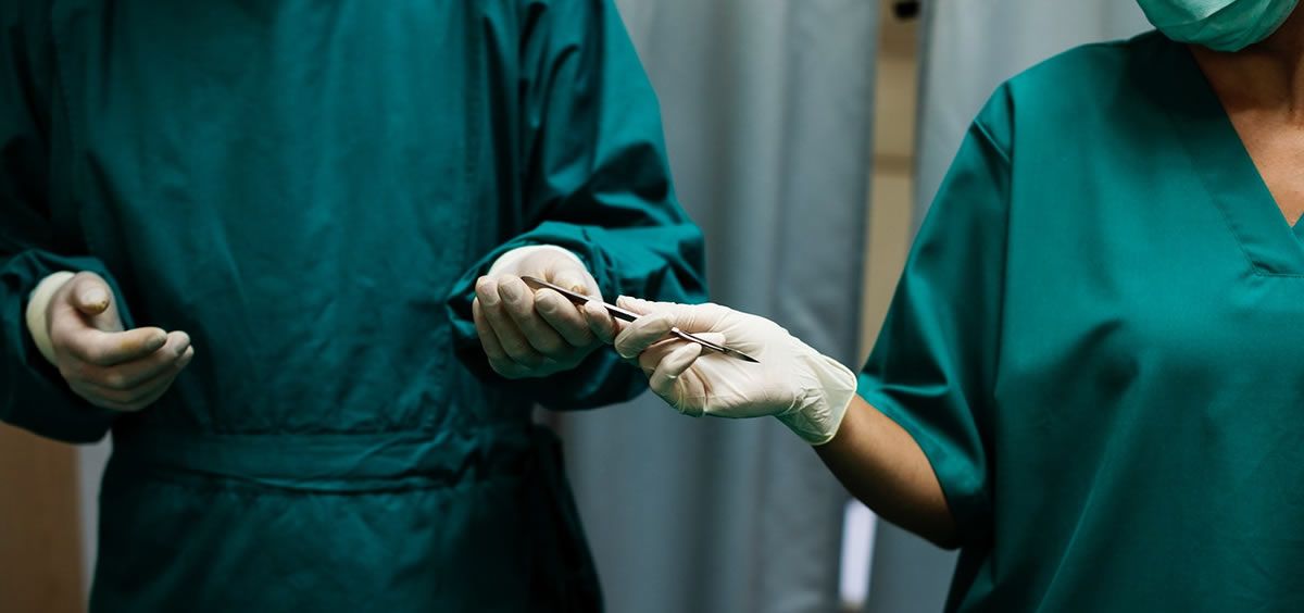 Cirujanos en quirófano (Foto: Rawpixel)