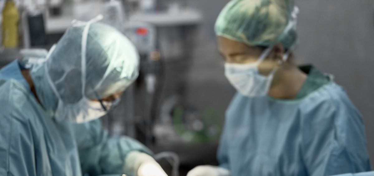 Cirujanos interviniendo en una sala de operaciones. (Foto. Xunta de Galicia)