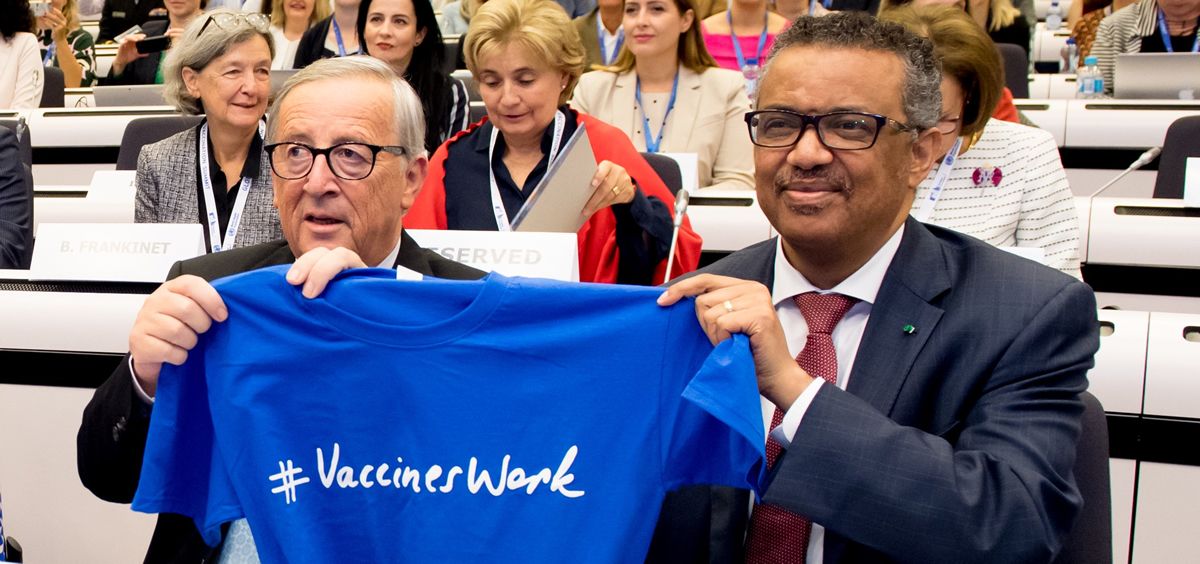 Jean Claude Juncker, presidente de la Comisión Europea, junto a Tedros Adhanom, director general de la OMS (Foto: @WHO)