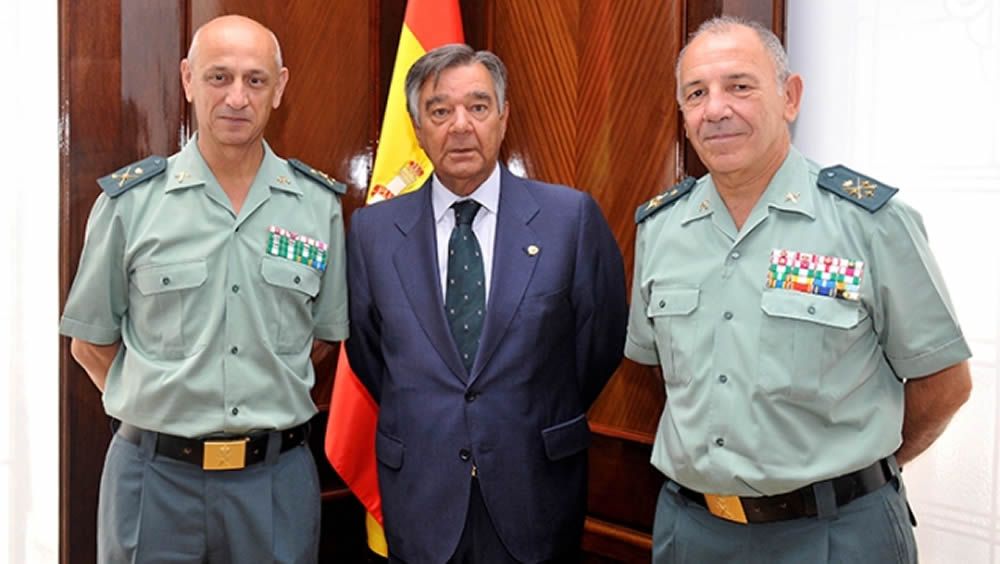 José Antonio Berrocal, Luis González y Fernando Santafé, durante la firma del acuerdo (Foto: Guardia Civil)