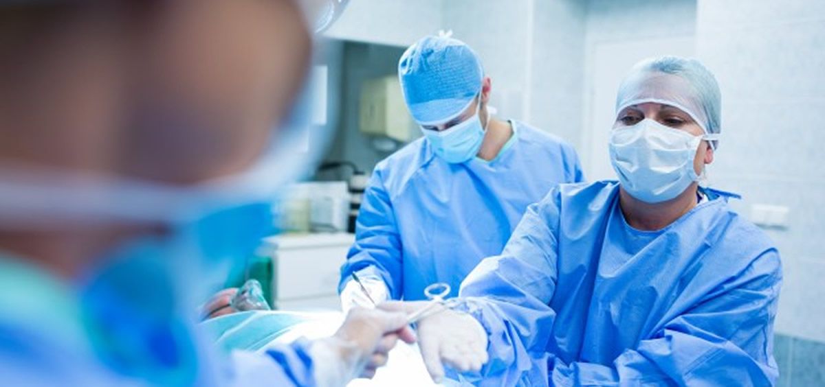 Cirujanos durante una operación (Foto. Freepik)