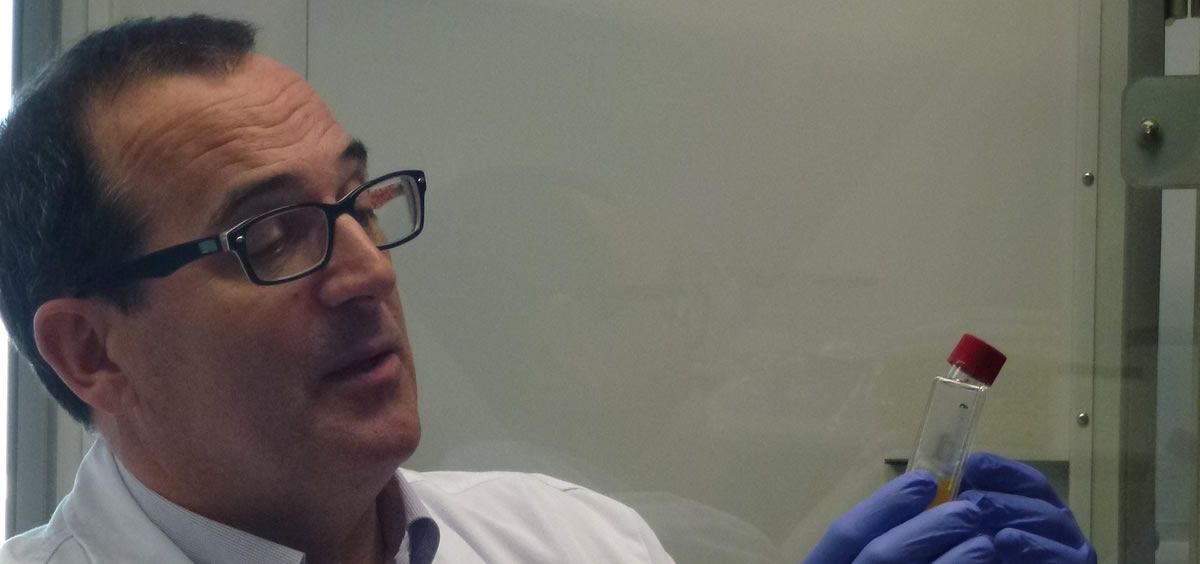 El doctor Rafael Delgado observa una muestra en el Laboratorio (Foto. ConSalud)