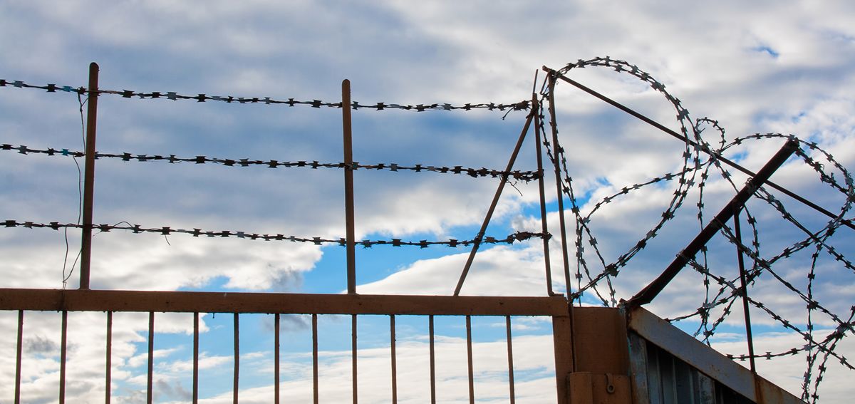 Valla de alambres en una cárcel (Foto: Freepik)