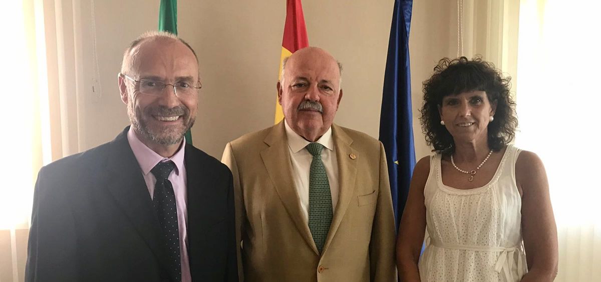 Julio Zarco, presidente de Fundación Humans; Jesús Aguirre, consejero Salud Junta Andalucía; y Blanca Fernández Lasquetty, patrona de la Fundación Humans (Foto. ConSalud)
