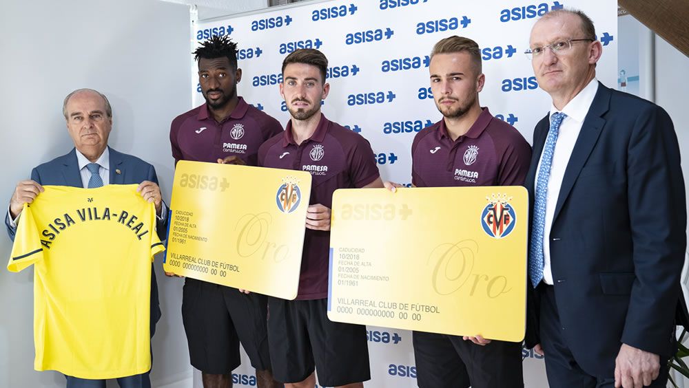 Acto de entrega de las tarjetas sanitarias a los jugadores del Villarreal CF (Foto: Asisa)