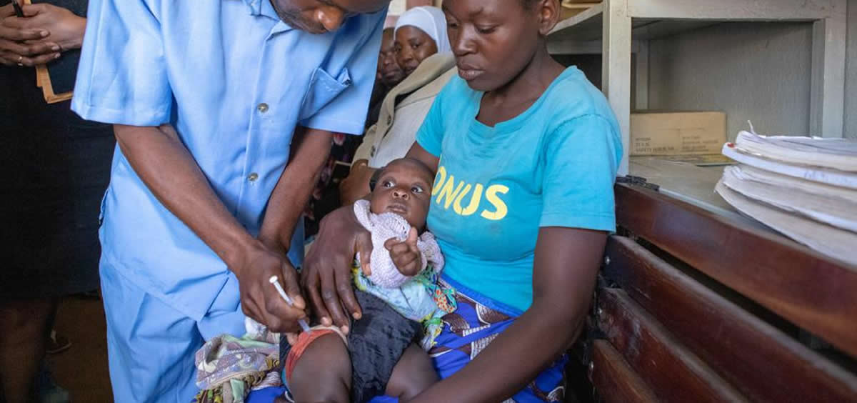 Vacunación a niño en África (Foto: OMS)