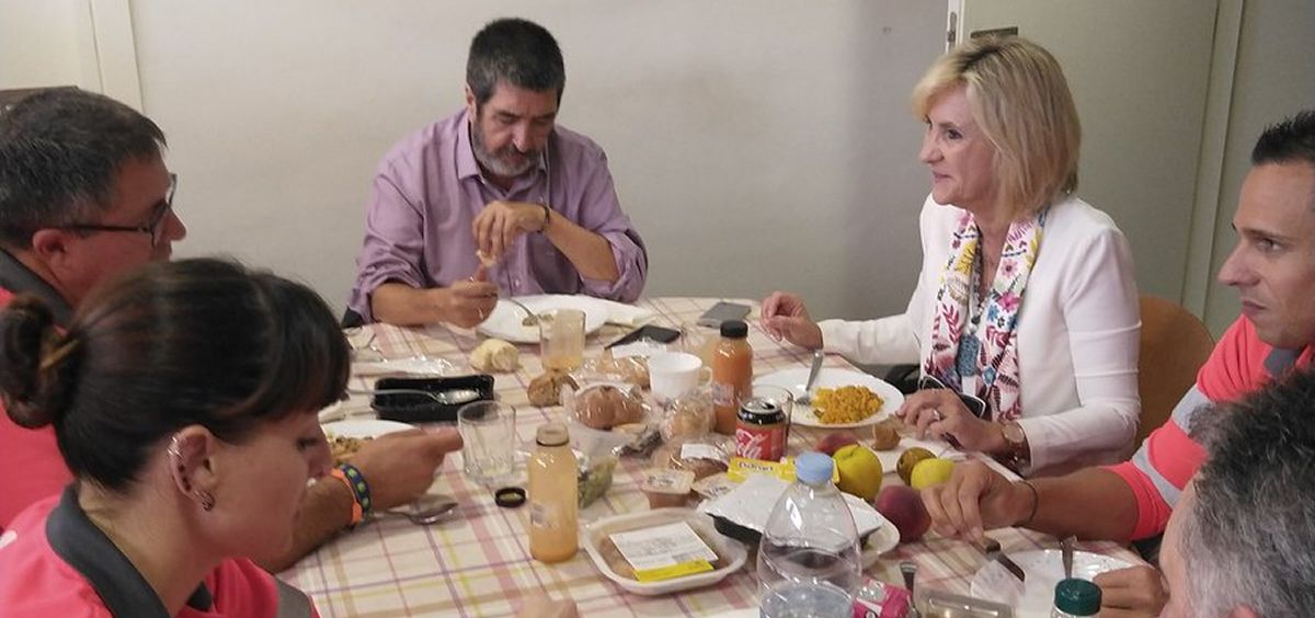 La consjera de Sanidad de Castilla y León, Verónica Casado, comiendo junto a algunos profesionales de la base de emergencias Valladolid. (Foto. @pedro arnillas)