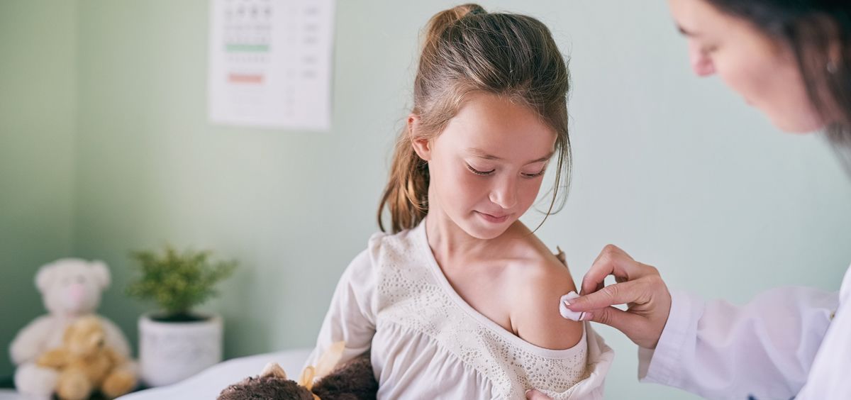 Profesional vacunando a una niña (Foto. Farmaindustria)