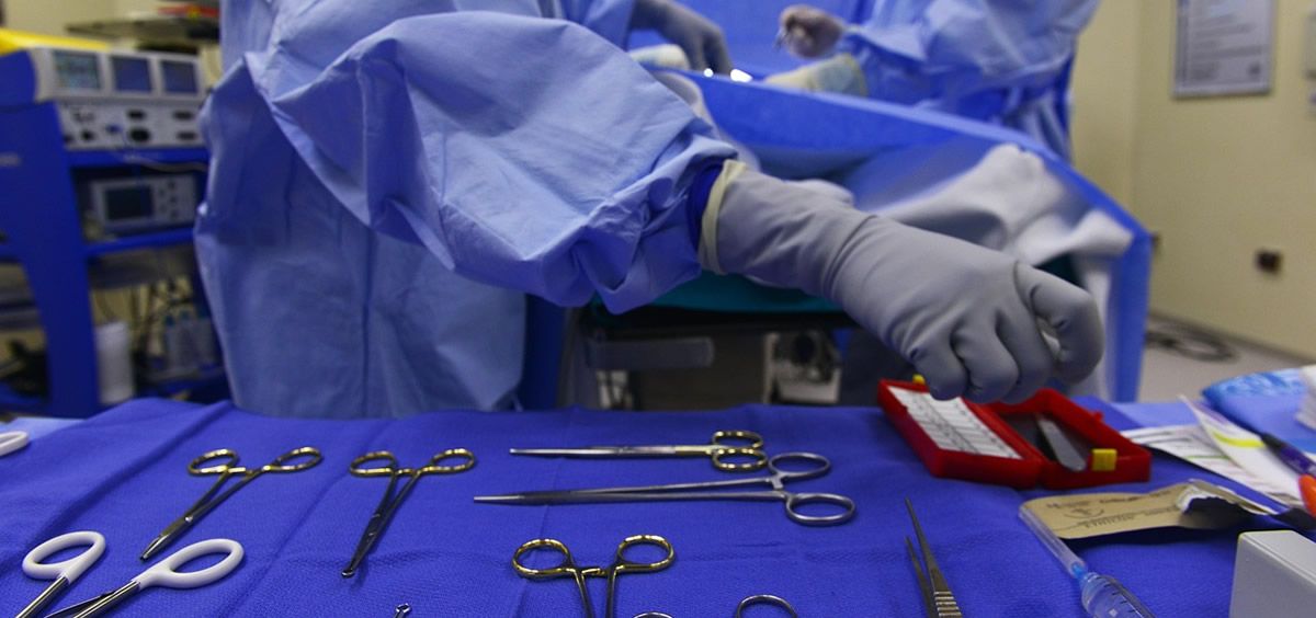 Cirujanos durante una intervención quirúrgica (Foto. Pixabay)