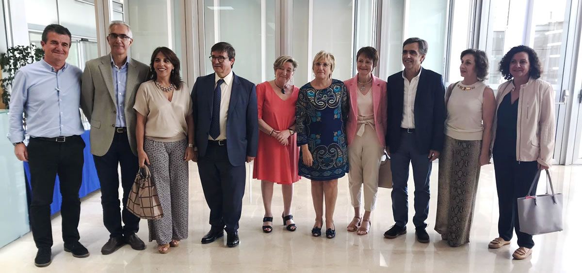 Ana Barceló, en el centro de la imagen, anuncia la creación de la 'Beca Ana Lluch' (Foto: Generalitat Valenciana)