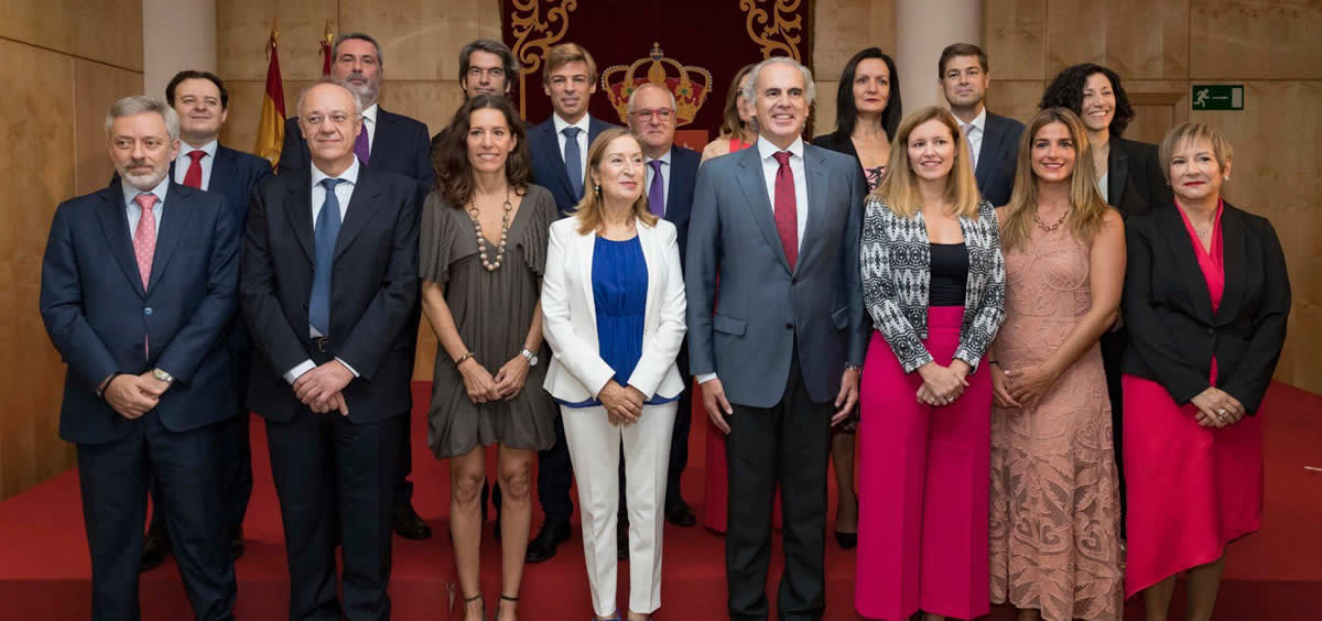 Ana Pastor y la titular de Presidencia, María Eugenia Carballedo, posan junto al nuevo equipo de la Consejería de Sanidad de la Comunidad de Madrid (Foto: @eruizescudero)
