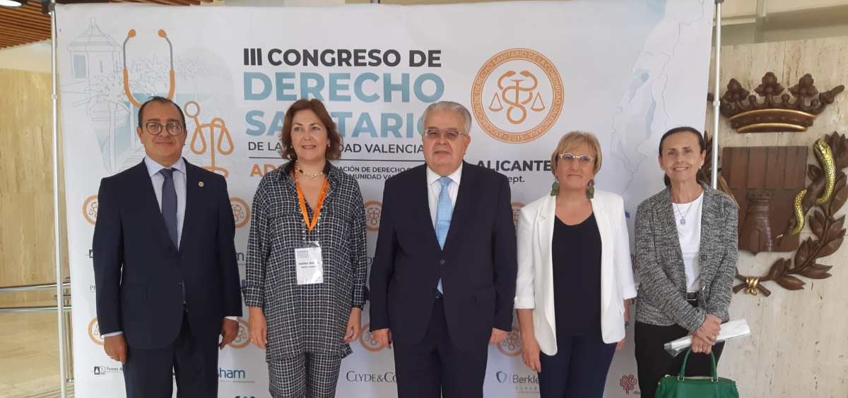 Ana Barceló junto a otros asistentes al III Congreso de Derecho Sanitario de la Comunidad Valenciana (Foto. Generalitat Valenciana)