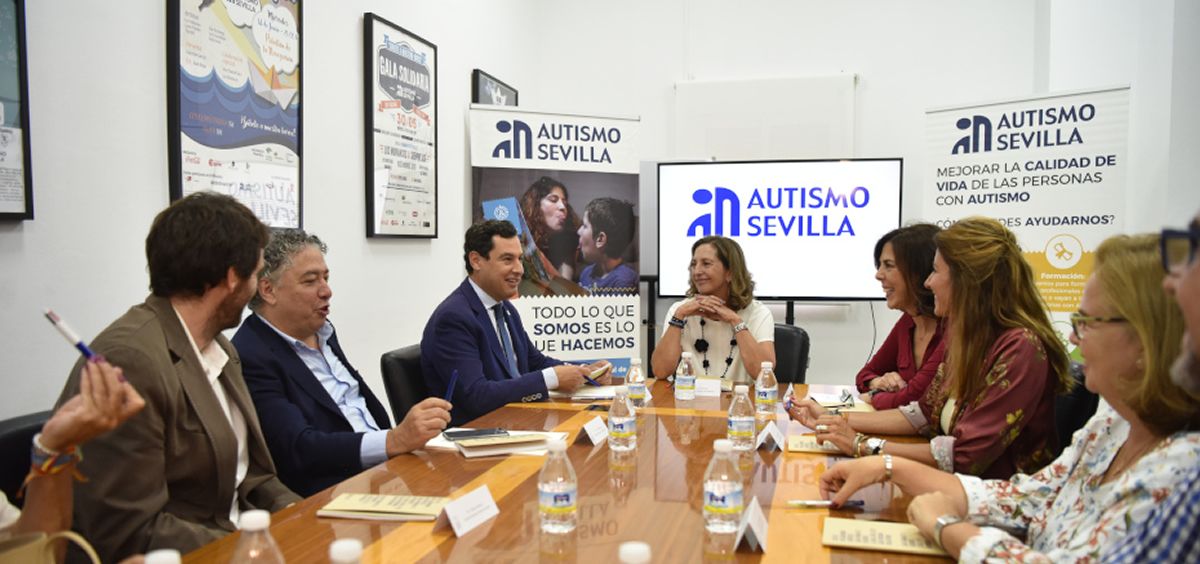 Juanma Moreno, presidente de la Junta de Andalucía en su visita a la Unidad de Día de Adultos y el Centro Educativo de la Asociación Autismo Sevilla (Foto. Junta de Andalucía)
