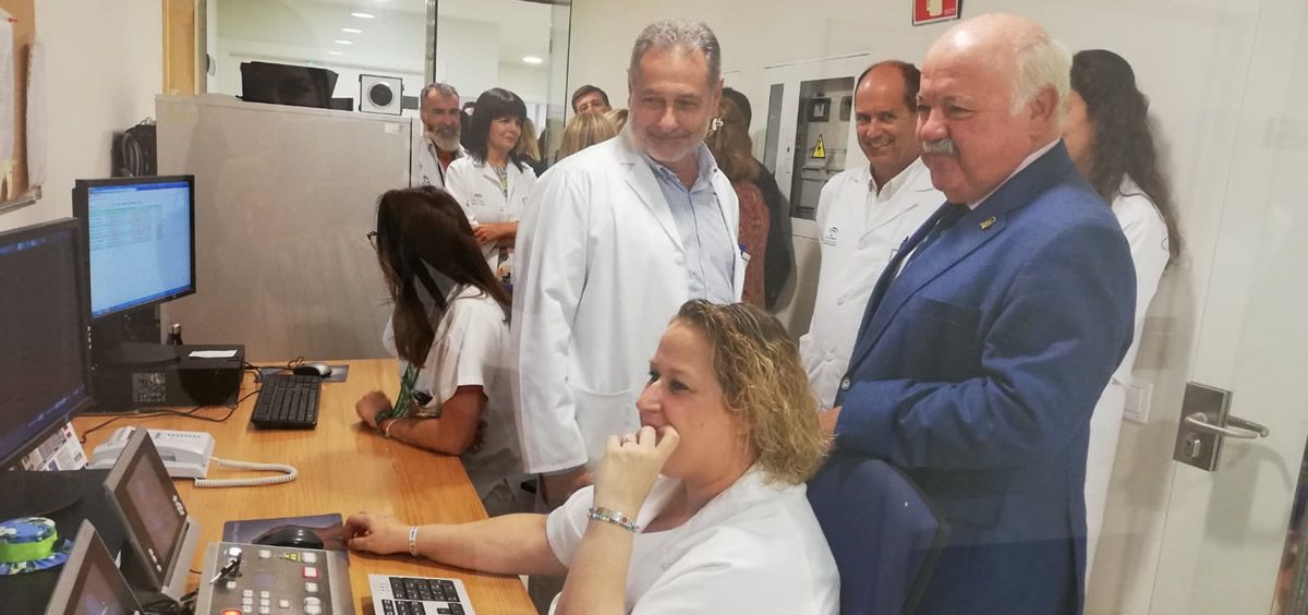 El consejero de Salud y Familias, Jesús Aguirre, durante su visita al Hospital Universitario de Jerez (Foto: Junta de Andalucía)