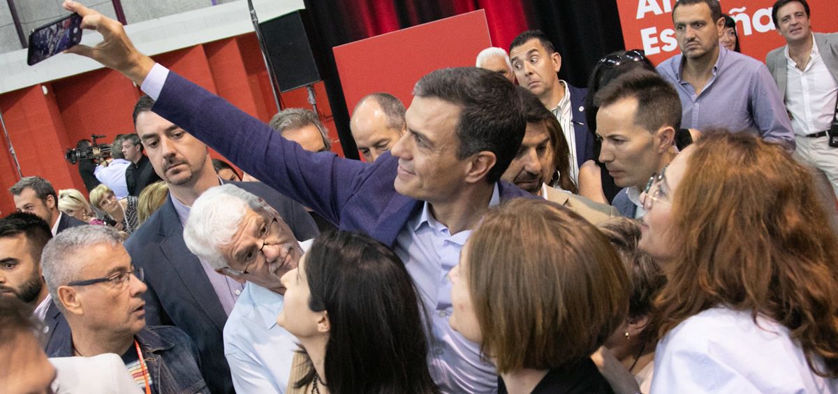 Pedro Sánchez haciéndose un selfie con sus votantes (Foto. PSOE)