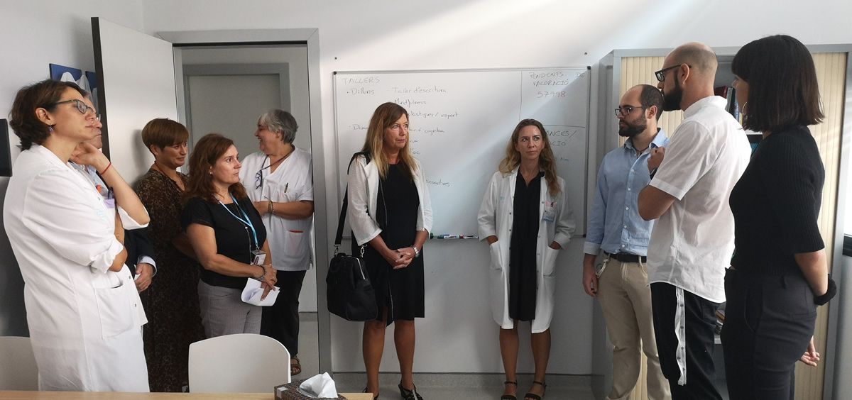 Patricia Gómez se reúne con los equipos de patología dual. (Foto. ConSalud)