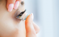 Es muy importante tener las manos limpias a la hora de manipular las lentes de contacto (Foto. ConSalud)