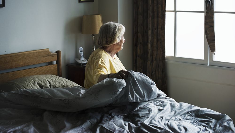 Mujer mayor levantándose de la cama (Foto: Pixabay)