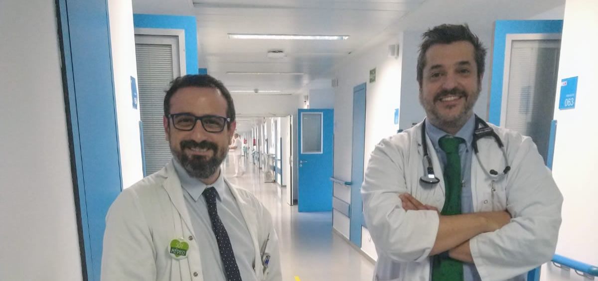 El doctor Suárez con el doctor Leopoldo Bárcena, geriatra del HUIE con quien atiende las fracturas de cadera en el hospital (Foto. ConSalud)