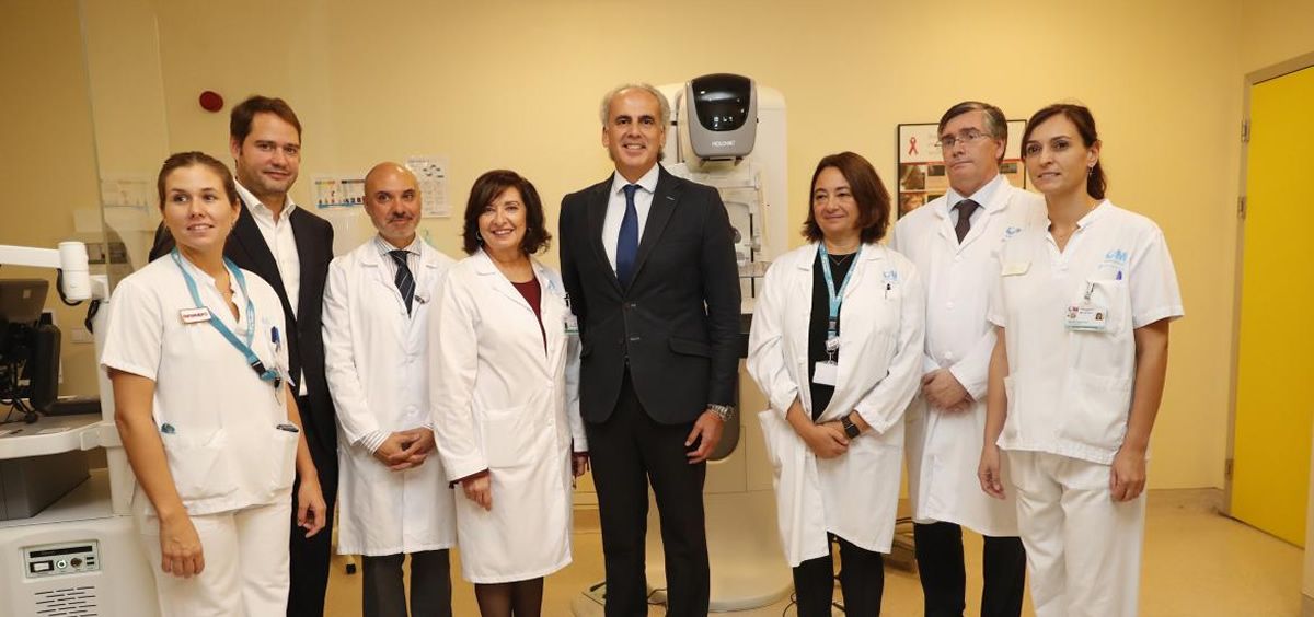 El consejero de Sanidad, Enrique Ruiz Escudero, ha visitado a los profesionales de la Unidad de Mama. (Foto. Comunidad de Madrid)