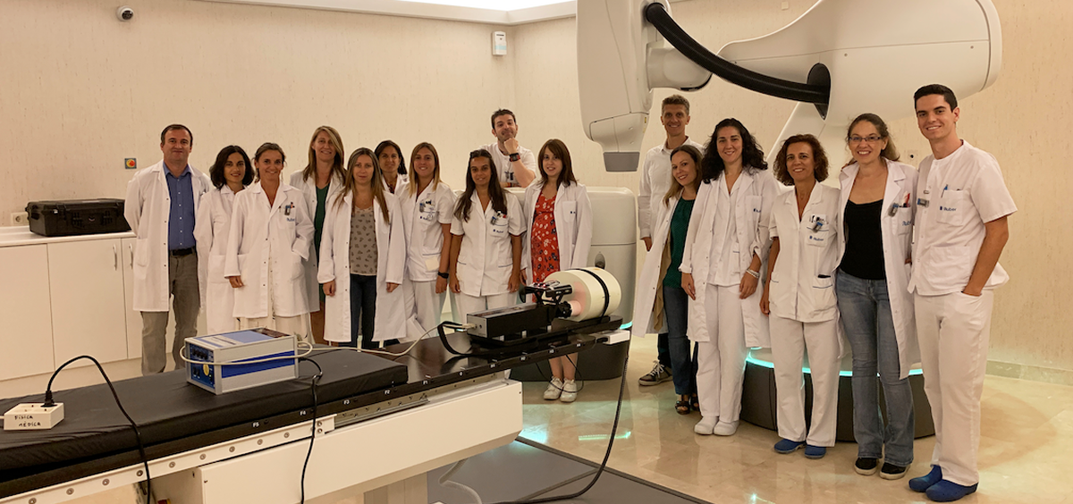 Personal de Oncología Radioterápica y Física Médica del Hospital Ruber Internacional con la última generación de CyberKnife M6 (Foto. Quironsalud)