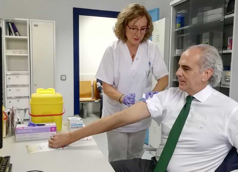 Enrique Ruiz Escudero vacunandose contra la gripe