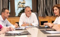 El presidente Ángel Víctor Torres y la consejera Teresa Cruz, reunidos con los sindicatos (Foto: Gobierno de Canarias)
