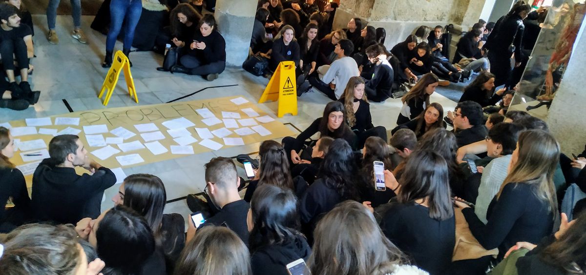 Encierro de los estudiantes de la Facultad de Medicina de la Universidad de Santiago de Compostela (Foto: @AsembleaMed)