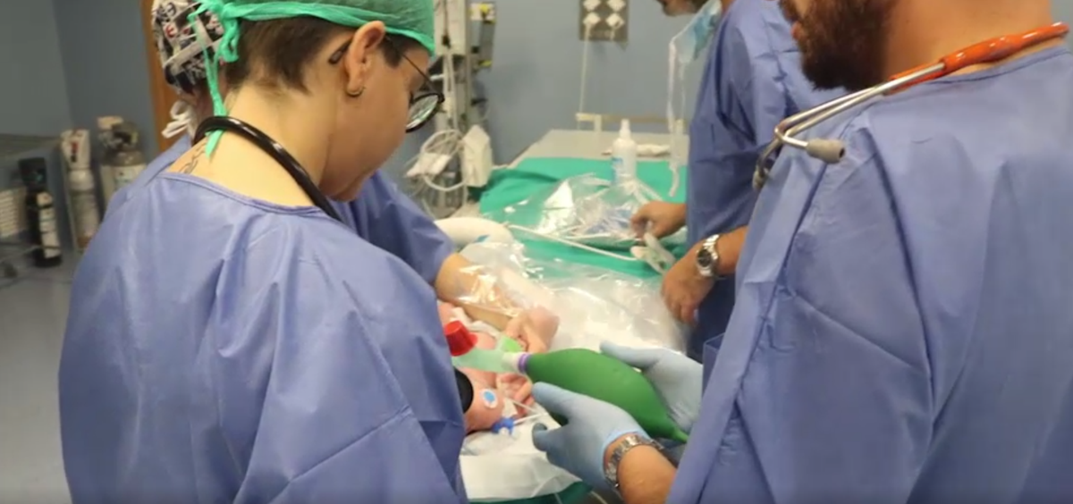Profesionales del Hospital Virgen del Rocío realizando un cateterismo a una bebé prematura (Foto. Junta de Andalucía)