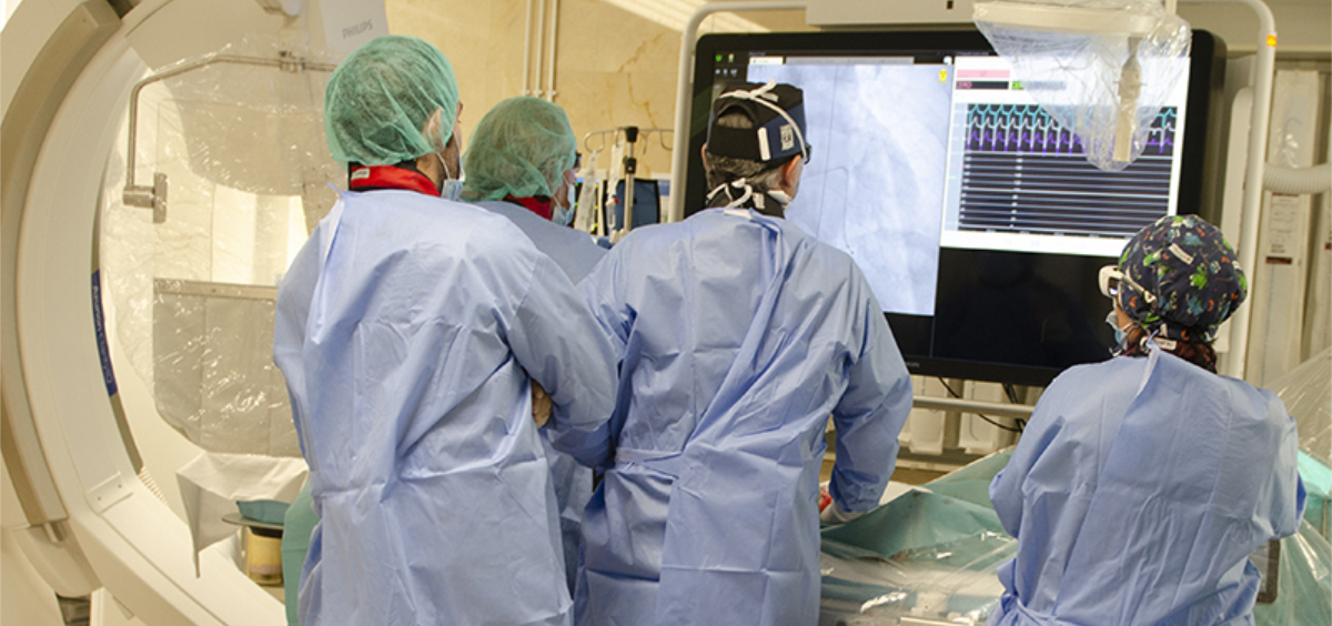 Profesionales del servicio de Cardiología del Hospital Gregorio Marañón realizando una operación (Foto. ConSalud)