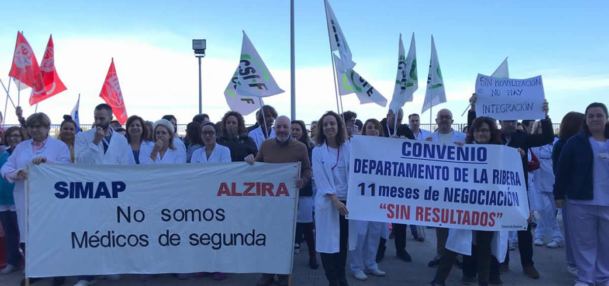 Trabajadores durante la protesta (Foto. ConSalud.es)