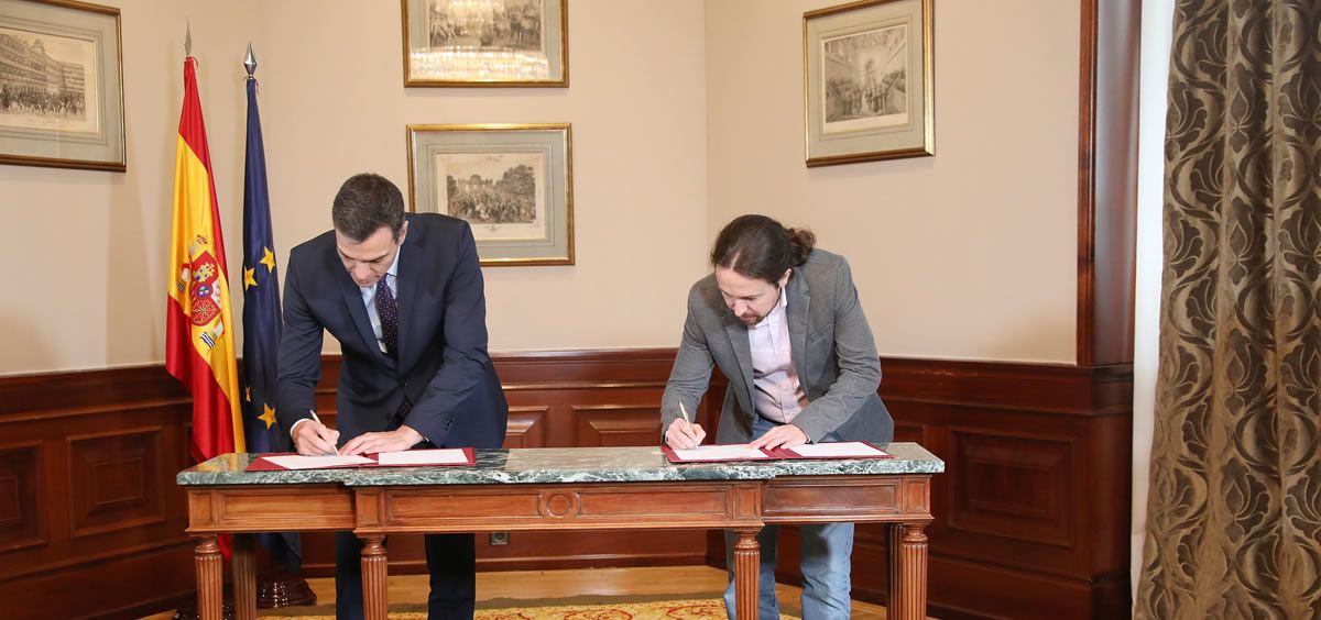 Pedro Sánchez y Pablo Iglesias durante la firma del acuerdo para un gobierno de coalición. (Foto. Flickr PSOE Podemos)