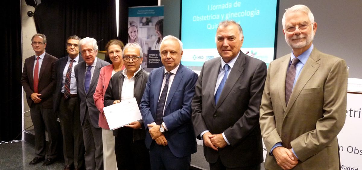 El Dr. Rodríguez Candia con los representantes de la jornada en la que se premio la iniciativa formativa del HUIE. (Foto.Hospital Infanta Elena)