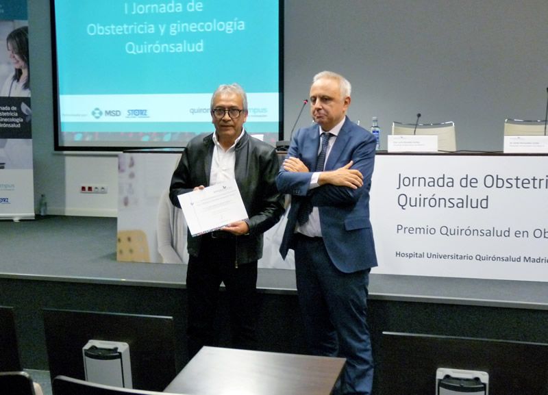 El Dr. Rodríguez Candia en el momento de recibir el premio (Foto. Hospital Infanta Elena)