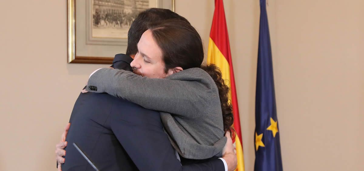 Pedro Sánchez y Pablo Iglesias fundiéndose en un abrazo durante la firma del preacuerdo para conformar un gobierno de coalición PSOE Podemos. (Foto. Flickr PSOE)