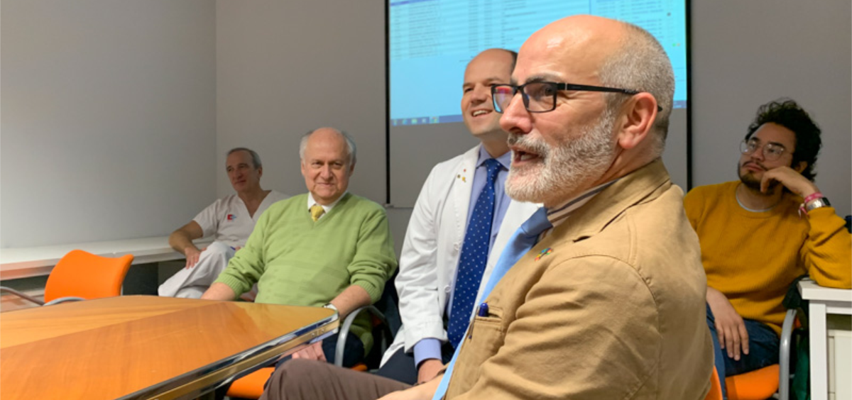 Miguel Rodríguez en una charla en el servicio de Hematología en el Hospital Valdecilla (Foto. Gobierno de Cantabria)