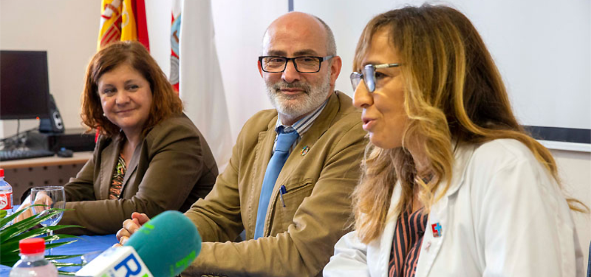 Celia Gómez, gerente del SCS, Miguel Rodríguez, consejero de Sanidad, y Mónica Hernández, generte del Hospital de Laredo (Foto. Gobierno de Cantabria)
